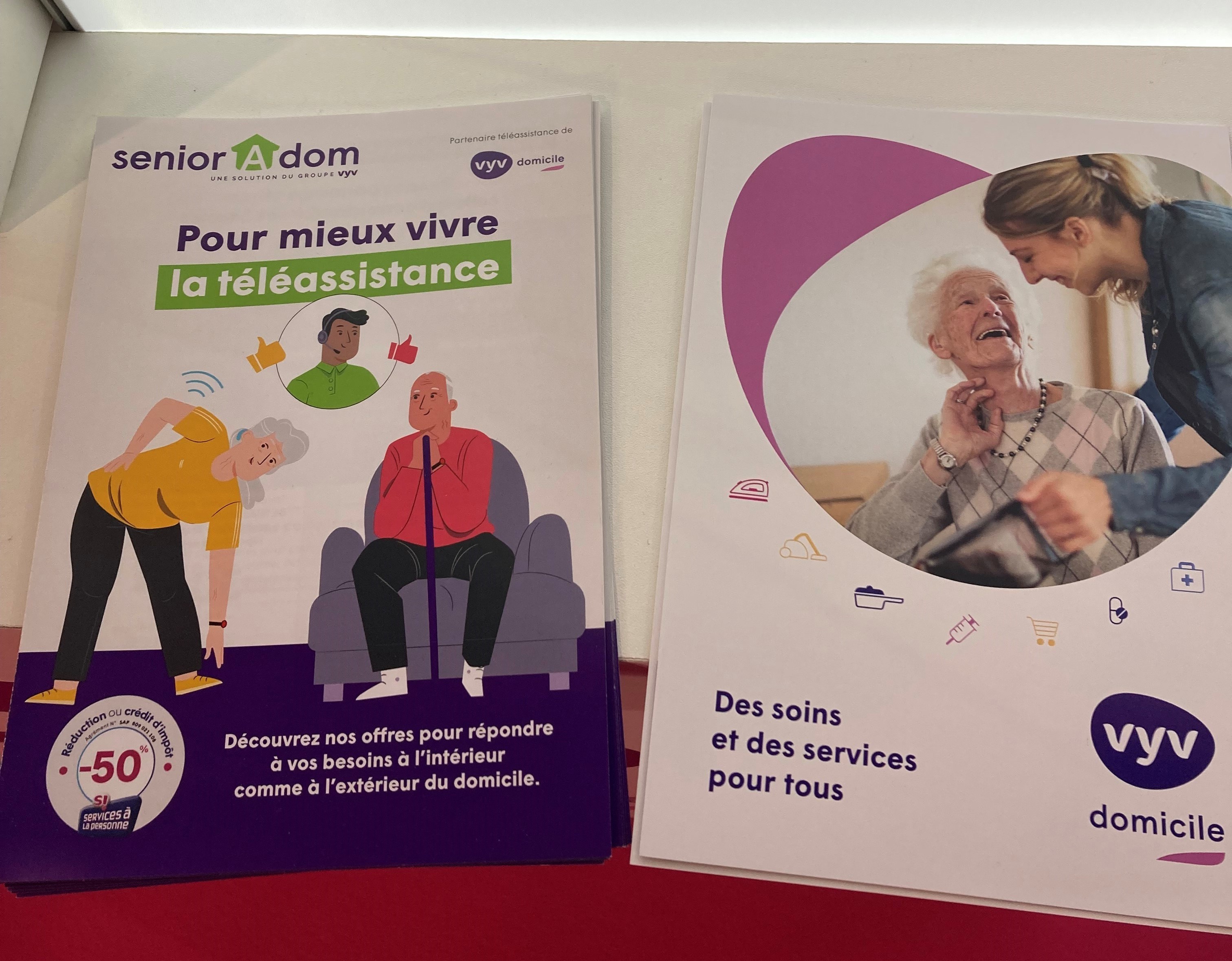 Les flyers SéniorAdom et VYV Domicile distribués sur le stand