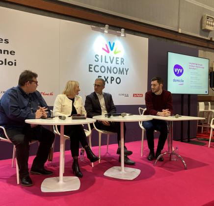 Les intervenants à la conférence sur le virage domiciliaire.