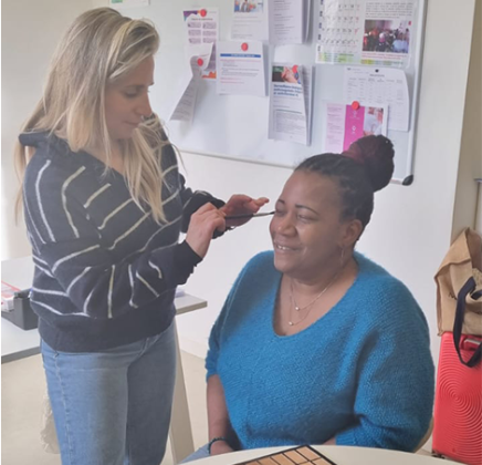 Marie-Albert au maquillage avant le shooting photo